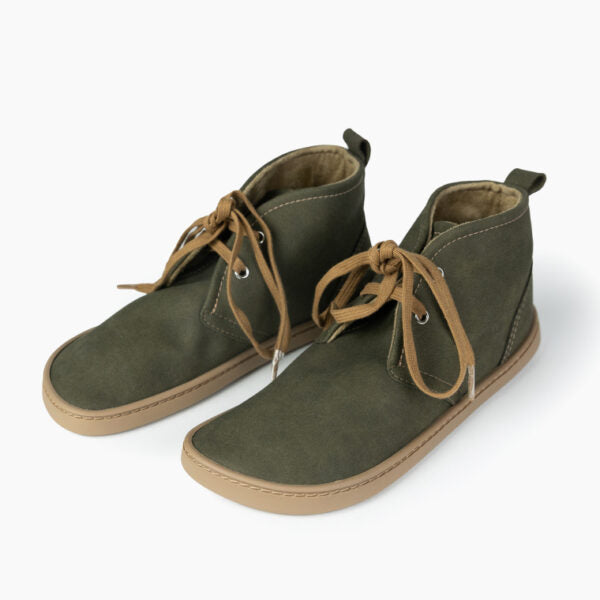Par de botas barefoot Baby Lobitos Adulto Militar em verde, com cordões castanhos, sobre um fundo branco.