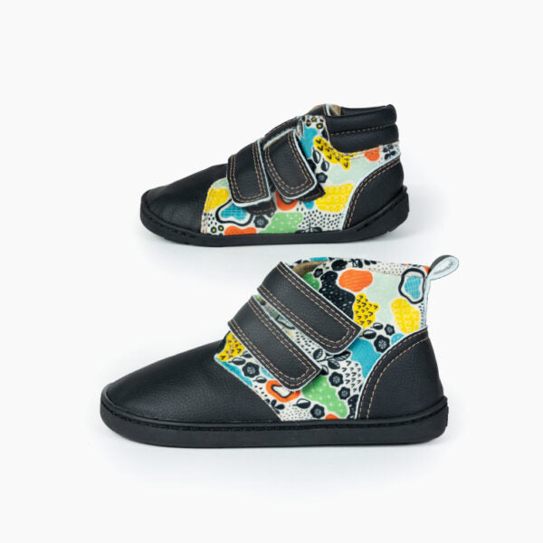 Par de botas Baby Lobitos Barefoot Bota Bosque em diferentes ângulos, apresentando o design completo e a sola flexível.