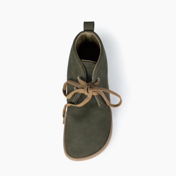 Vista de cima de uma bota barefoot Baby Lobitos Adulto Militar, mostrando a sua forma anatómica larga e os cordões atados.