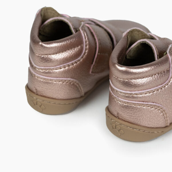 Detalhe das botas Baby Lobitos Barefoot Bota Afrodita cor bronze, vista traseira e lateral, com sola de pegada.