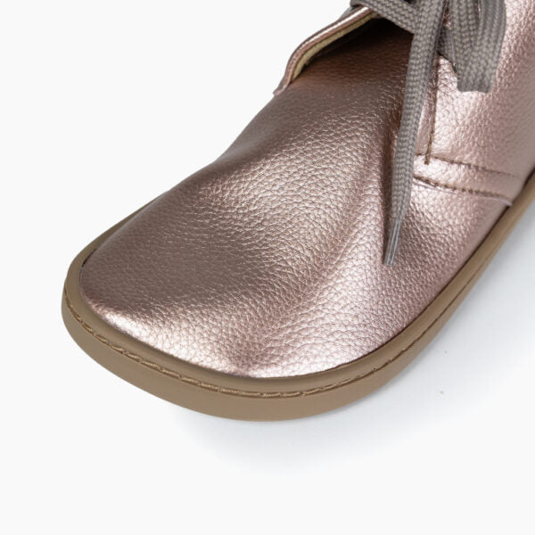 Detalhe da biqueira da bota Baby Lobitos Afrodita, mostrando a textura do tecido técnico brilhante e a costura da sola.