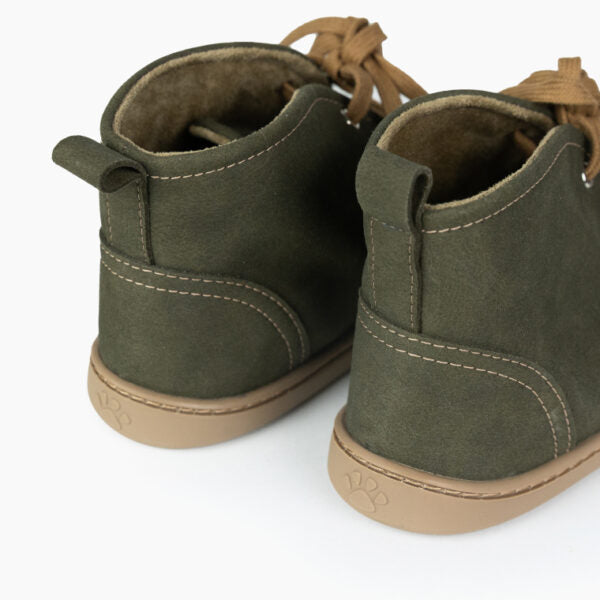 Vista traseira das botas Baby Lobitos Adulto Militar, destacando o calcanhar flexível e o logótipo da pata na sola.