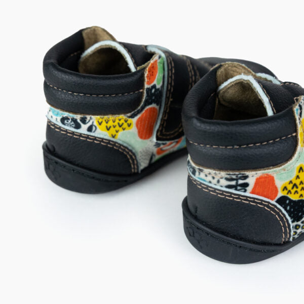 Vista traseira das botas Baby Lobitos Barefoot Bota Bosque, destacando o padrão colorido e a construção robusta com costuras.