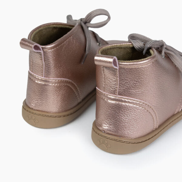 Vista traseira do par de botas Baby Lobitos Afrodita, exibindo a zona do calcanhar sem contraforte e a presilha para facilitar o calçar.