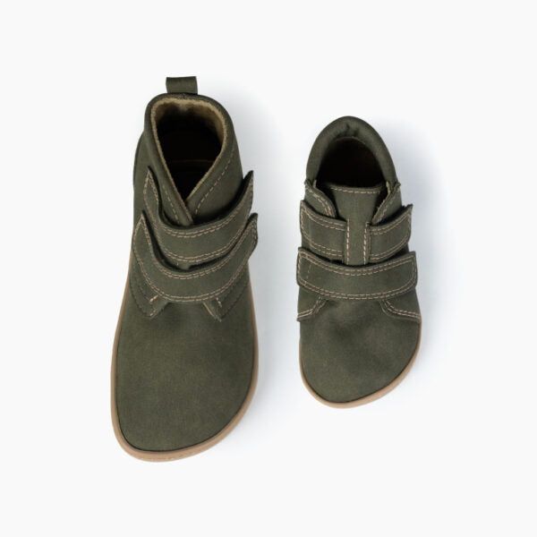 Um par de botas Baby Lobitos Barefoot Bota Militar em verde, de diferentes tamanhos, vistas de cima para comparar as proporções.