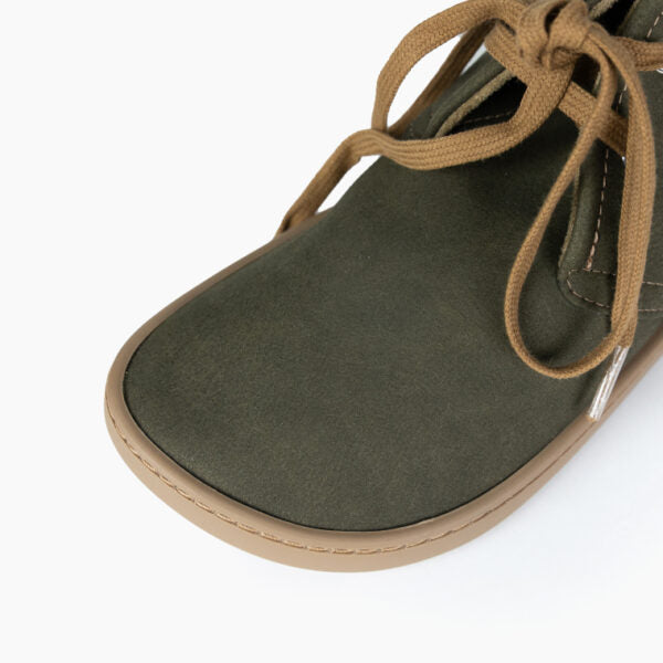 Detalhe aproximado da biqueira larga da bota barefoot Baby Lobitos Adulto Militar, mostrando a textura do tecido verde.