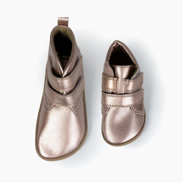 Vista superior das botas Baby Lobitos Barefoot Bota Afrodita cor bronze, em dois tamanhos, com fecho de velcro.