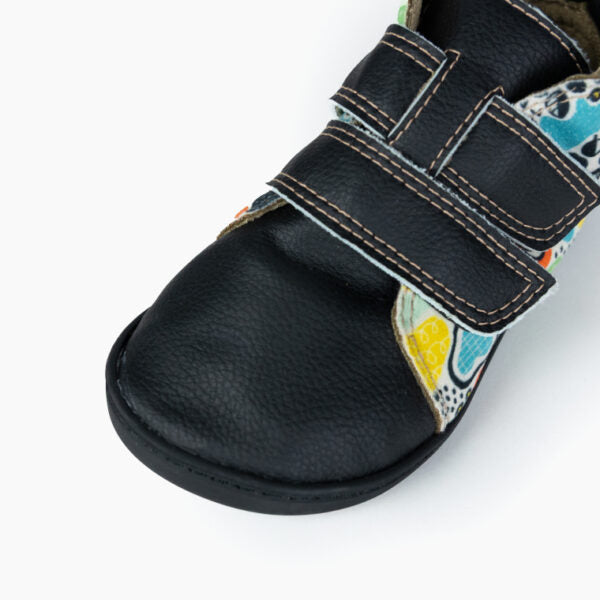 Detalhe da biqueira e fecho em velcro das botas Baby Lobitos Barefoot Bota Bosque, mostrando a forma ampla e o material.