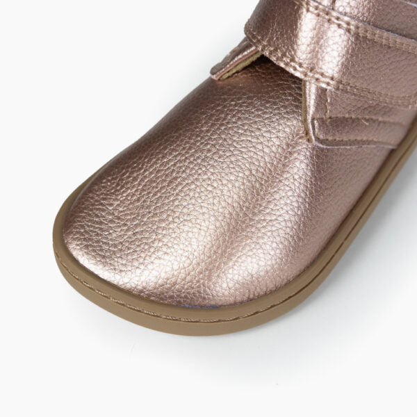 Pormenor da biqueira da bota Baby Lobitos Barefoot Bota Afrodita cor bronze, evidenciando a textura e costura da sola.