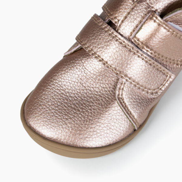 Pormenor do fecho de velcro duplo na frente da bota Baby Lobitos Barefoot Bota Afrodita cor bronze.