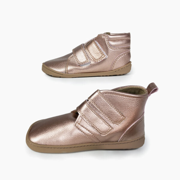 Vista lateral das botas Baby Lobitos Barefoot Bota Afrodita cor bronze, em diferentes tamanhos, com solas flexíveis.