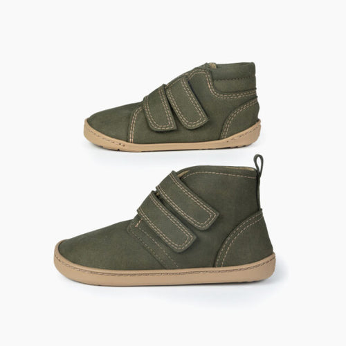 Duas botas Baby Lobitos Barefoot Bota Militar em verde, uma de tamanho mais pequeno e outra maior, vistas de perfil sobre fundo branco.