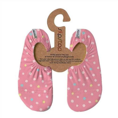 Par de meias antiderrapantes Slipstop modelo "Bubblegum", em tom rosa vibrante com estampado de pequenas bolinhas coloridas. Fabricadas com tecido respirável e de secagem rápida, possuem solas antiderrapantes para maior segurança em superfícies molhadas e secas. Ideais para piscina, praia, casa ou parques infantis.