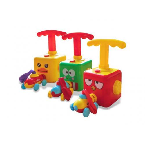 Três conjuntos de brinquedos Comansi Carrinho com bomba de ar, cada um com uma base de bomba colorida em forma de personagem (pato amarelo, monstro verde, pássaro vermelho) e um carrinho de corrida com balão.