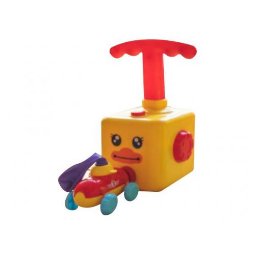 Um conjunto do brinquedo Comansi Carrinho com bomba de ar, mostrando a base de bomba amarela em forma de pato e um carrinho de corrida vermelho com balão.