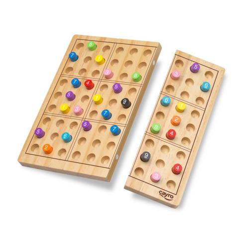 Tabuleiro de madeira magnético do Cayro Sudoku dividido em duas partes, evidenciando a sua portabilidade e montagem.