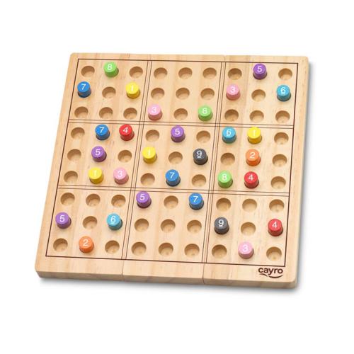 Tabuleiro de madeira do jogo Cayro Sudoku com peças magnéticas numeradas encaixadas, pronto a jogar.