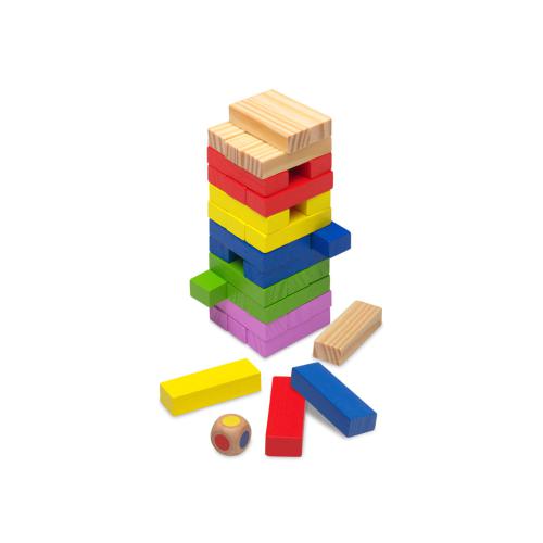 Blocos de madeira coloridos do jogo Cayro Torre Oscilante Jenga dispostos em torre, com peças soltas e dado.