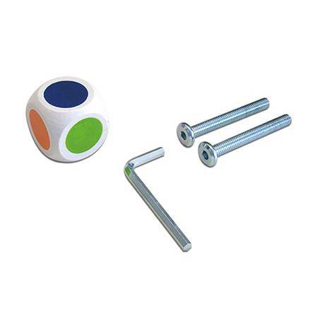 Detalhe dos acessórios de montagem do jogo: um dado colorido, dois parafusos longos e uma chave Allen.