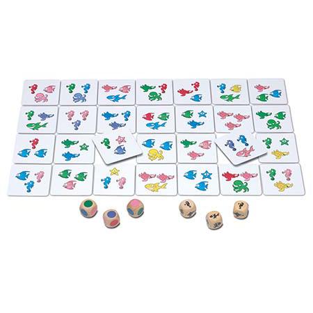 Componentes do jogo Chaf Chof dispostos: várias cartas com animais marinhos coloridos e seis dados de madeira.