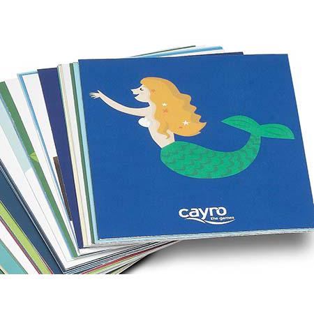 Detalhe de um monte de cartões do jogo Cayro "O que vês?", com uma carta de sereia em destaque.
