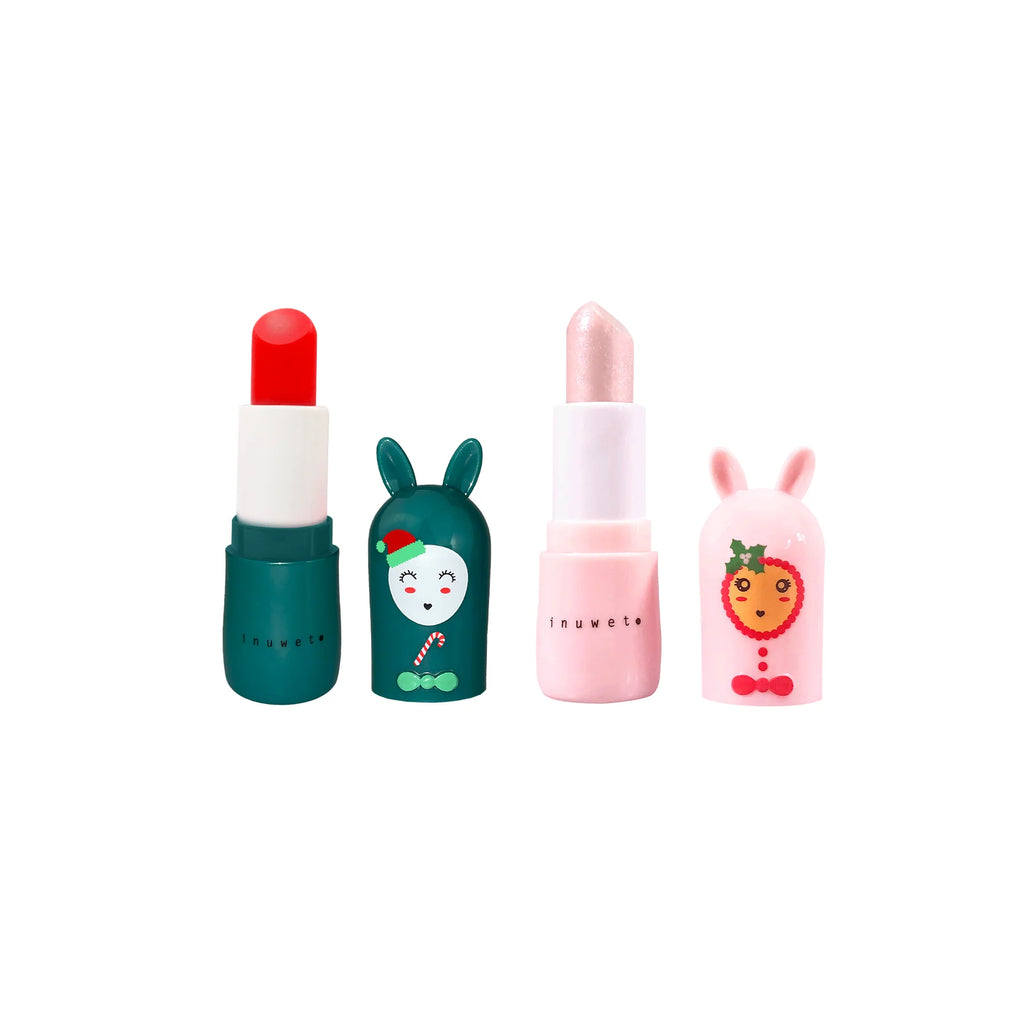 Dois bálsamos labiais Inuwet abertos, um verde de cereja e um rosa de caramelo, com as suas tampas em forma de coelhinho.