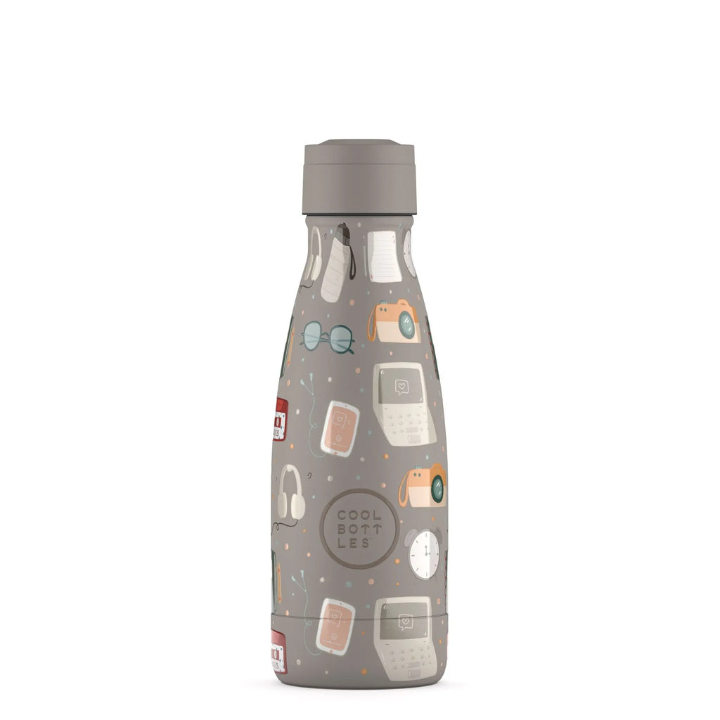 Garrafa térmica Cool Bottles Must Have 260ml em cinzento com padrão de elementos tecnológicos e tampa de rosca cinzenta, vista frontal.