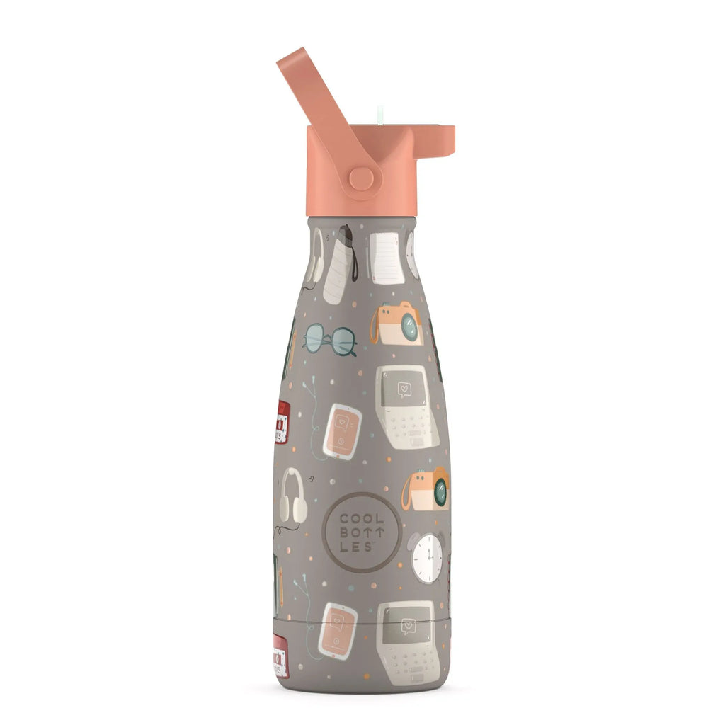 Garrafa térmica Cool Bottles Must Have 260ml em cinzento com padrão de elementos tecnológicos e tampa rosa com palhinha, vista frontal.