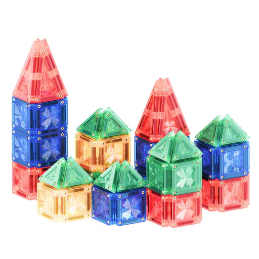 Várias pequenas casas e torres coloridas construídas com os blocos magnéticos Clever Clixx de 28 peças, demonstrando diferentes formas.