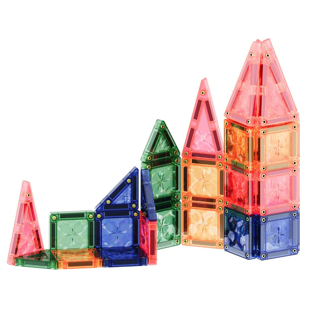 Várias construções de blocos magnéticos Clever Clixx em tons pastel, mostrando diferentes formas e estruturas.