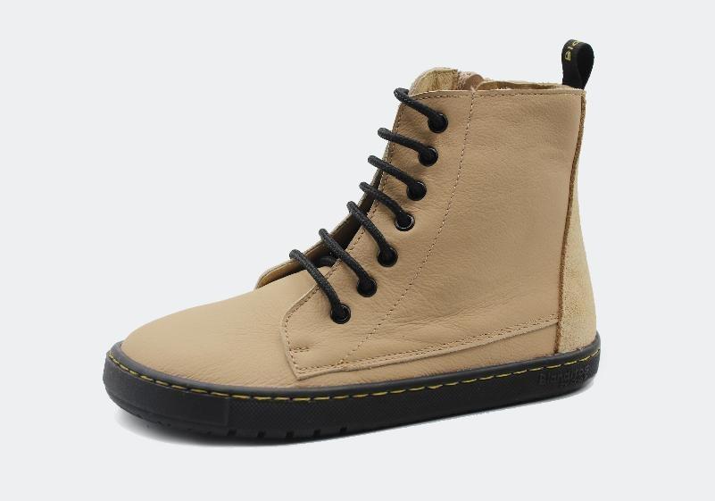 Bota barefoot Blanditos by Crio's Chicago Arena em pele bege, com atacadores pretos e sola preta, vista de perfil num fundo branco.