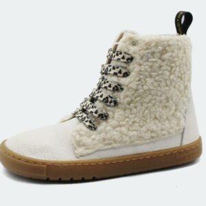 Bota Blanditos by Crio's Chicago Porcel, vista lateral, com exterior fofo cor de porcelana e atacadores padrão.