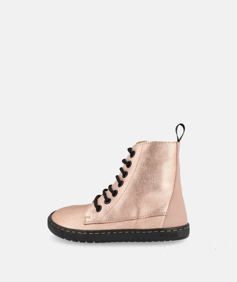 Blanditos by Crio's Sapatilhas/Bota Chicago Rosa, vista lateral esquerda, com atacadores pretos e acabamento metalizado.