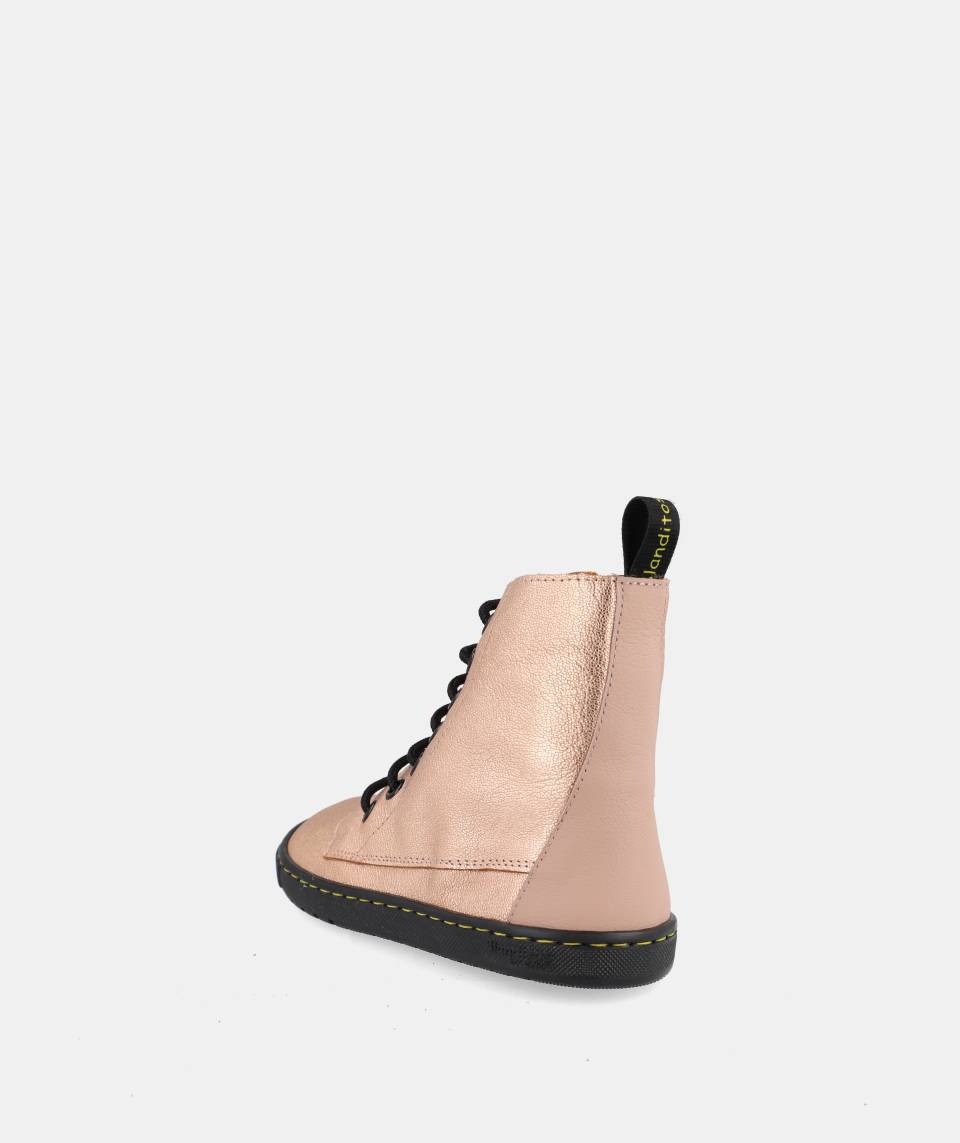 Blanditos by Crio's Sapatilhas/Bota Chicago Rosa, vista traseira e lateral direita, com o logótipo da marca na parte superior do calcanhar.