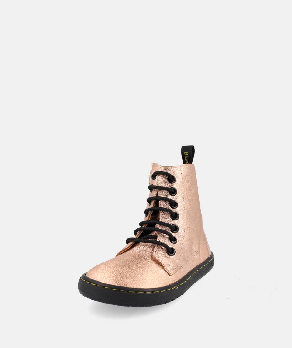 Blanditos by Crio's Sapatilhas/Bota Chicago Rosa, vista frontal ligeiramente angulada, destacando os atacadores pretos e a biqueira larga.