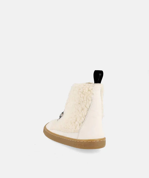 Bota Blanditos by Crio's Chicago Porcel, vista traseira e lateral, mostrando o calcanhar e a sola castanha.