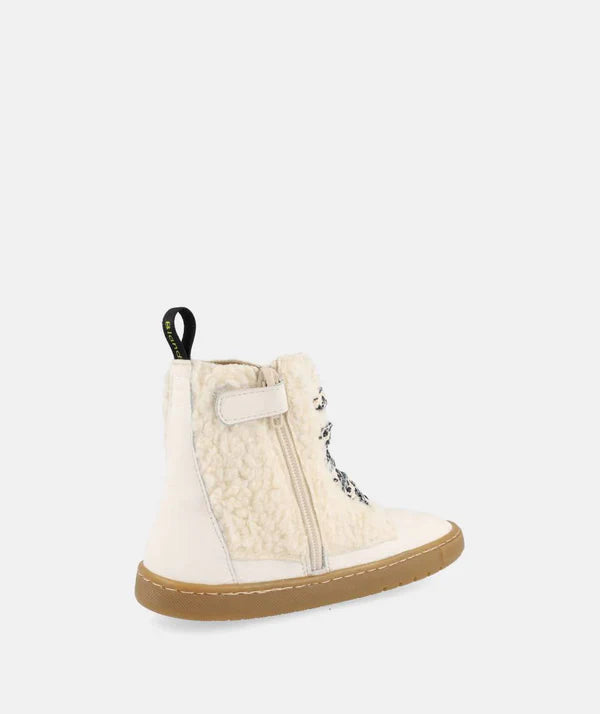 Bota Blanditos by Crio's Chicago Porcel, vista lateral interna, com fecho de correr e textura fofa.