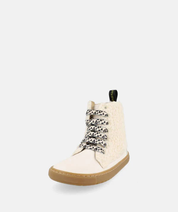 Bota Blanditos by Crio's Chicago Porcel, vista frontal, destacando a biqueira larga e os atacadores estampados.