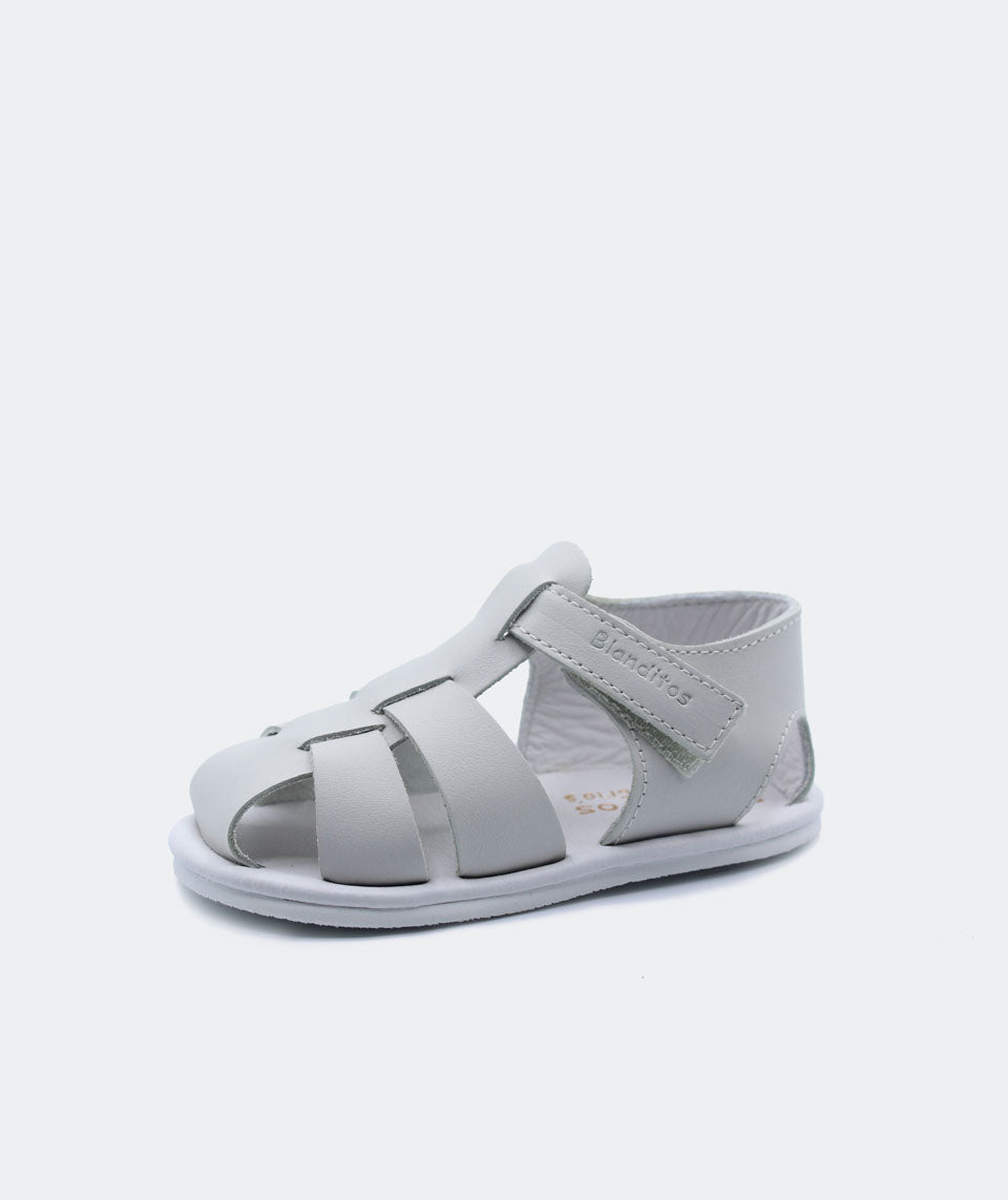  Sandália infantil cinza, calçado barefoot respeitador, com tiras de couro e fecho de velcro.