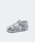 Sandália infantil cielo gris cinza de couro, modelo Blanditos, com fecho de velcro. Calçado respeitador barefoot.