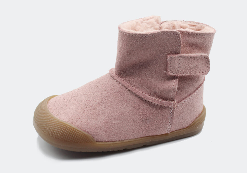 Quatro pares de calçado infantil barefoot para outono/inverno, dispostos sobre uma superfície de neve. Os modelos incluem botinhas de cores azul, vermelho, bege e rosa, com solas flexíveis e detalhes em pelo, perfeitos para manter os pés das crianças quentes e confortáveis.