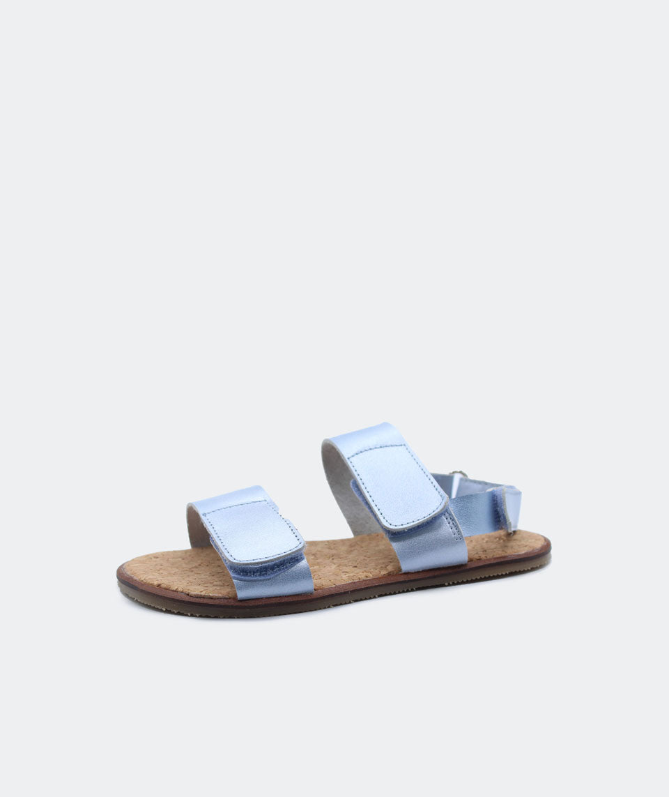 Sandália infantil azul, calçado barefoot respeitador, com tiras de couro e fecho de velcro.