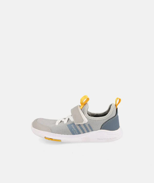 Sapatilha Blanditos Crono Gris, desportivo vegano barefoot, vista lateral, com fecho de velcro e atacadores elásticos.