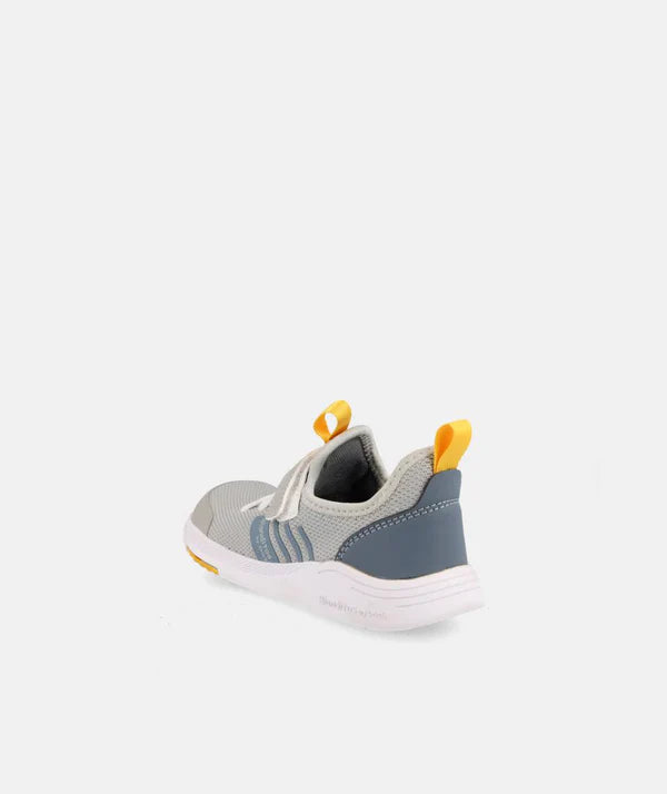 Sapatilha Blanditos Crono Gris, desportivo vegano barefoot, vista traseira ligeiramente lateral, destacando o calcanhar e a sola flexível.