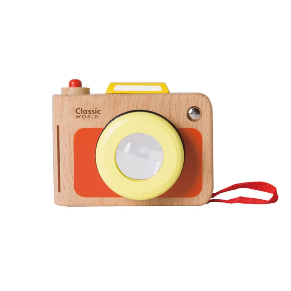 A máquina fotográfica Classic World A minha primeira máquina fotográfica, de madeira clara com detalhes em vermelho e amarelo, vista frontal em fundo branco.