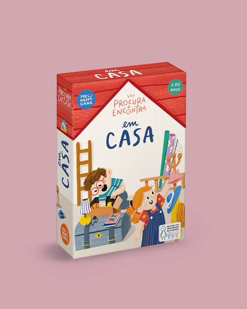 Caixa do jogo de cartas The Happy Gang Procura e Encontra Em Casa, com ilustrações de crianças a explorar objetos num ambiente doméstico.