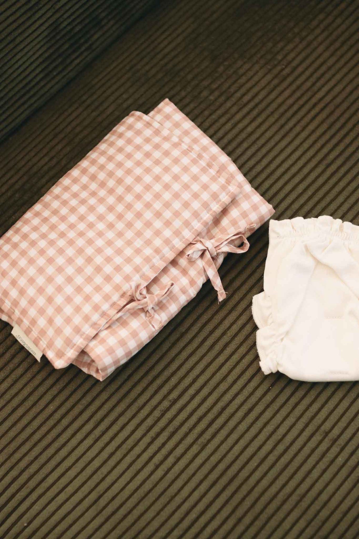 Muda-fraldas portátil MolisandCo no padrão Dusty Rose aberto, com interior acolchoado e exterior impermeável