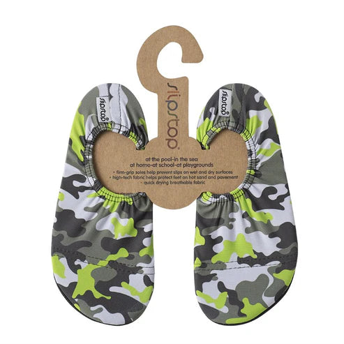 Par de meias antiderrapantes Slipstop modelo "Camuflado", com padrão militar em tons de verde, cinza, branco e preto. Fabricadas com tecido respirável e de secagem rápida, possuem solas antiderrapantes para maior segurança em superfícies molhadas e secas. Ideais para piscina, praia, casa ou parques infantis.