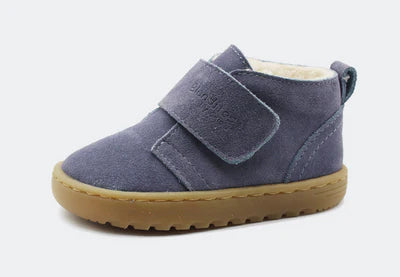 Sapatilhas Blanditos by Crio's Ottawa Jeans em camurça azul-ganga com sola flexível e fecho de velcro, vista lateral.