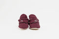 Par de pantufas botinhas Zás Trás Mid Season Cherry Pie em algodão orgânico, com molas de pressão, vistas de frente sobre fundo branco.